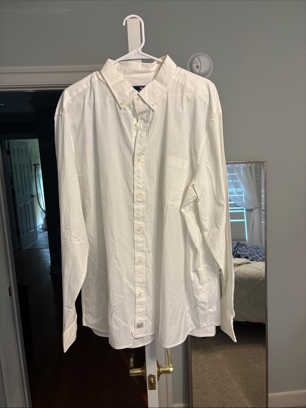 Classic White Button-Down Men's Shirt - Timeless Oxford Style

Vineyard vines